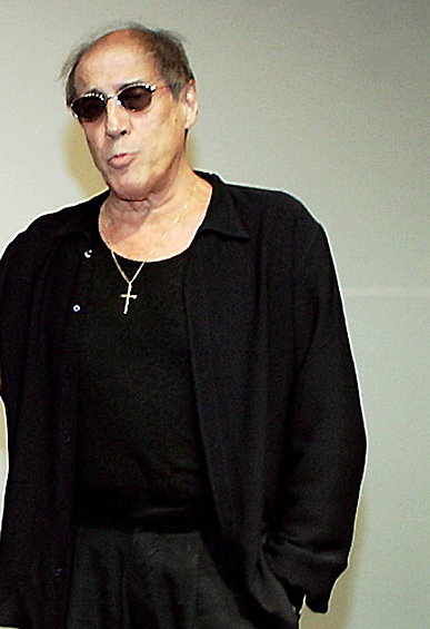 Сейчас Адриано Челентано продолжает вести активный образ жизни. Вместе с женой актер живет живет на вилле недалеко от Милана. 