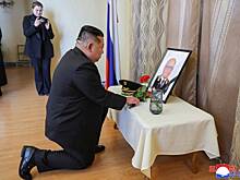 Ким Чен Ын преклонил колено перед портретом российского дипломата