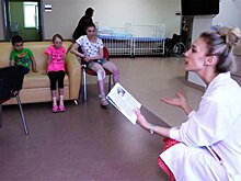 Актриса «Красного факела» читает вслух маленьким пациентам больницы