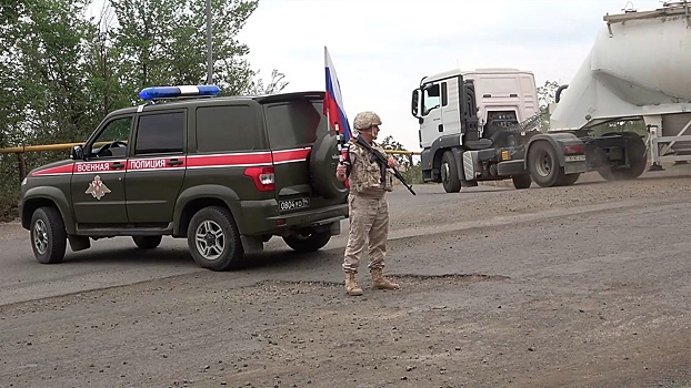 Российские миротворцы сопроводили в Карабахе автоколонну со стройматериалами и продовольствием