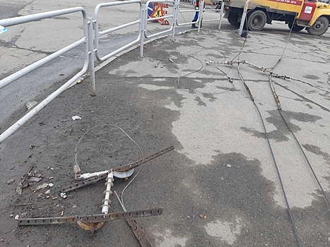 В Челябинске водитель большегруза оборвал провода, которые потом травмировали пешехода