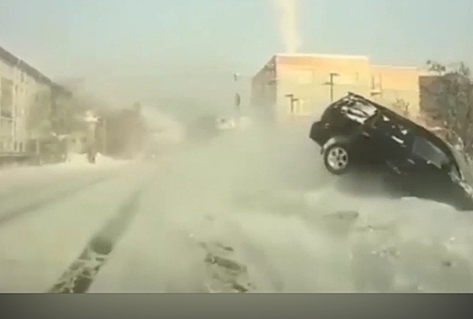 Автомобиль с ребенком слетел с моста на Алтае