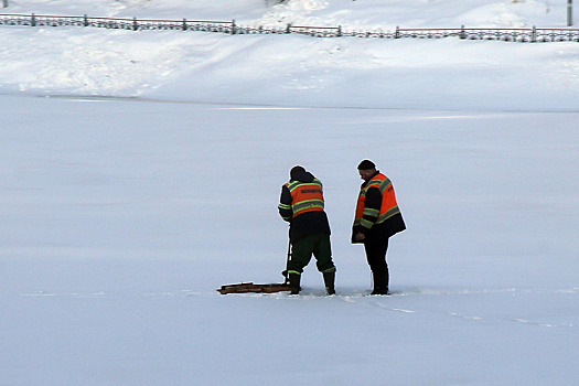 Спасатели в Ленобласти вытащили из ледяной воды полицейского и местного жителя