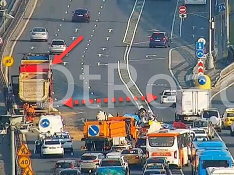 Грузовик наехал на место проведения дорожных работ на Ленинградском шоссе