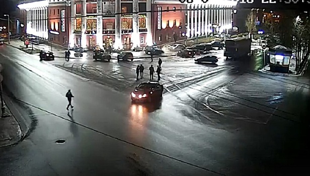 Избежавший столкновения водитель BMW снес припаркованное авто Петрозаводске