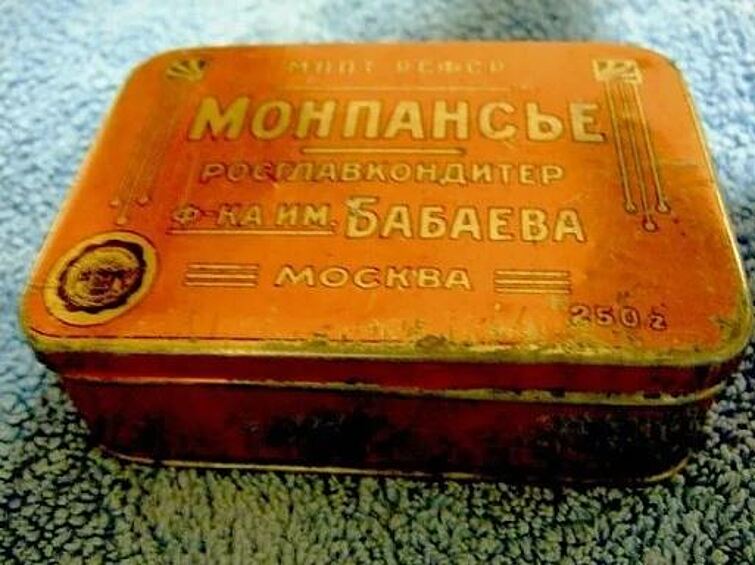 Маленькие разноцветные леденцы в разнокалиберных металлических банках были любимым лакомством советских школьников. Сейчас эти конфеты в магазинах найти почти невозможно, хотя в интернете их можно разыскать.  