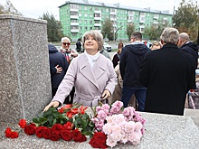 В Новосибирске ко Дню учителя обновили "народный" памятник "Гимн учителю"