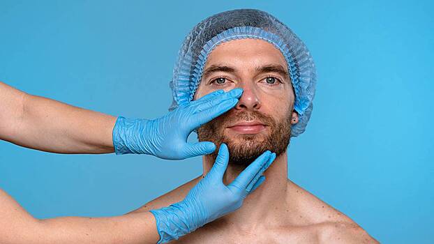 Хирург рассказал, какие пластические операции делают мужчины в России