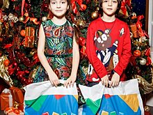 Ирина Гринева в серебряных ботильонах, Катя Лель в изумрудных пайетках, Юлия Зимина в бежевой норке: звезды с детьми на елке в «Геликон-Опере»