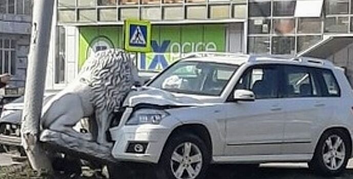В Батайске иномарка сбила бетонного льва