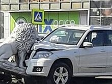 В Батайске иномарка сбила бетонного льва