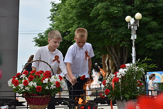 Воспитанники досуговой площадки Выселковского КДЦ возложили цветы к Пантеону Славы