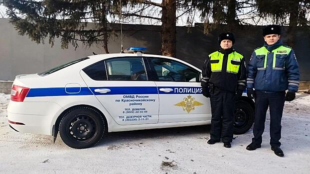 В Забайкалье полицейские помогли жителю села потушить УАЗ, загоревшийся во время ремонта на дороге