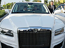 Медведев в Туркмении посетил автовыставку, на которую привезли Aurus