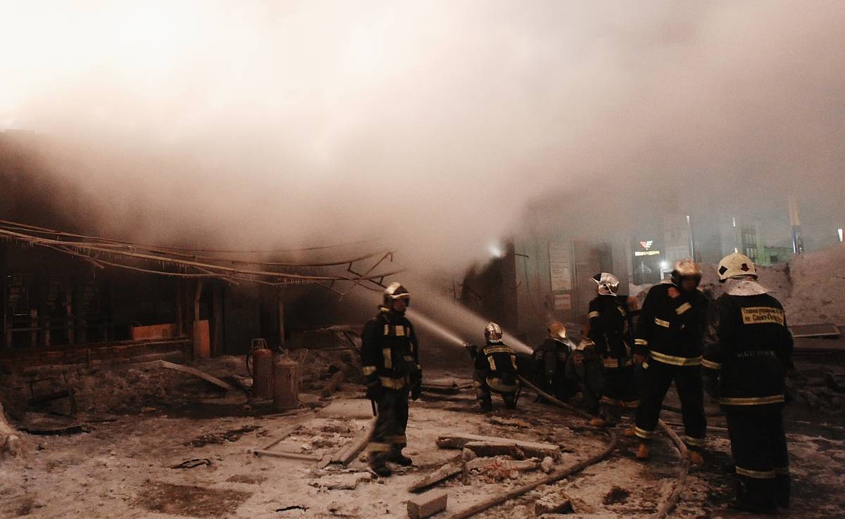 Россиянин въехал на горящей машине в заправку ради расправы над недругом