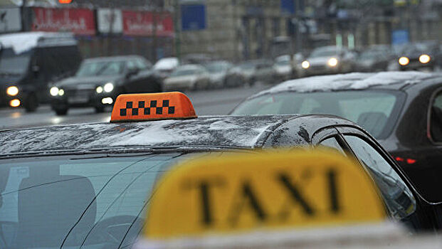 Таксист похитил украшения у заснувшей пассажирки в Москве