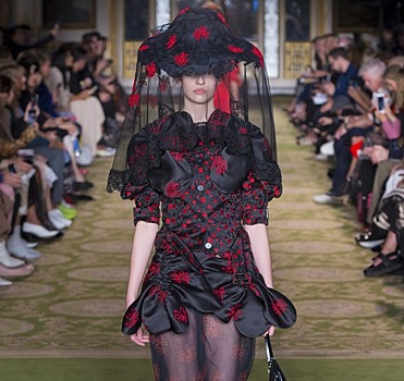 Гобеленовая вышивка, широкополые шляпы с вуалью и викторианские платья-баллоны: смотрим весенне-летнюю коллекцию Simone Rocha