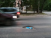 Фото: яму у горбольницы закрыли дорожным знаком