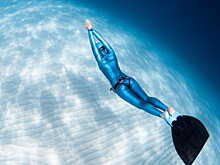 Спортдайджест: побит рекорд по плаванию в моноласте, охотник за волнами прославился своими фотоработами, гольфисты очистили пляж от пластика