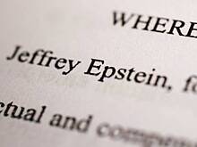 В США опубликовали фотографию Эпштейна с чеком от Трампа