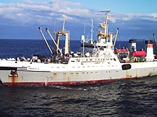На траулере в Охотском море произошло ЧП