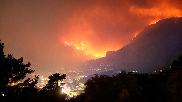 Пламя грозит уничтожить курорты: лесные пожары бушуют в Турции