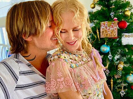 Николь Кидман поделилась милым снимком с мужем на фоне новогодней ёлки