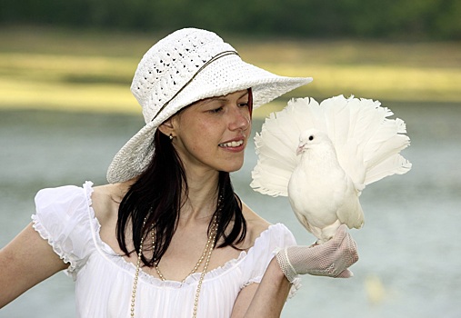 Нежнее нежного: семь платьев весны в пастельных оттенках