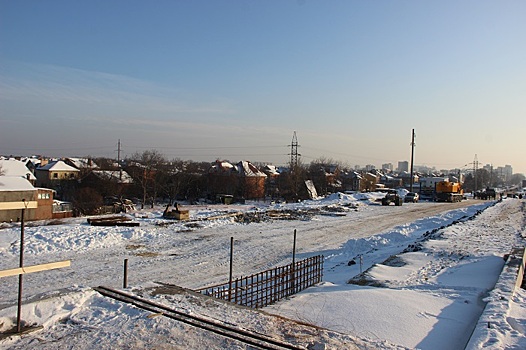  Сносят дома: холода не остановили работы на мосту на улице Малиновского в Ростове