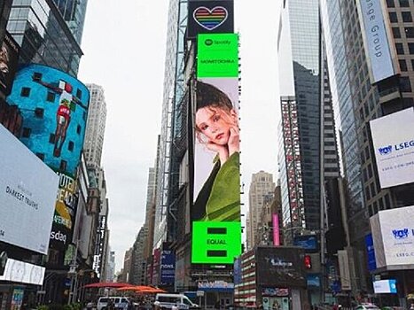 Билборд с певицей Монеточкой появился в центре Нью-Йорка