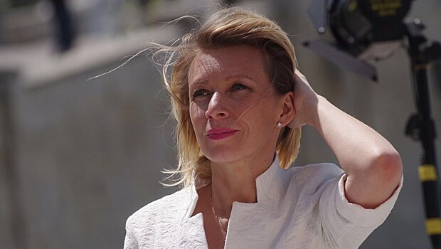 На закрытии ММКФ спели  песню на стихи Захаровой