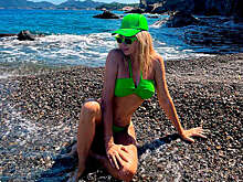 Яна Рудковская снялась в купальнике на диком пляже в Турции