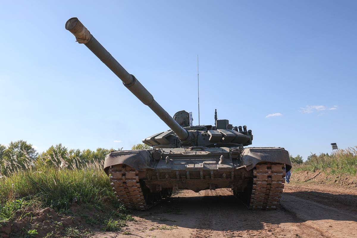 Российские бойцы вытащили застрявший танк из-под носа ВСУ