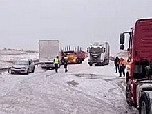 Под Красноярском в ДТП столкнулись четыре грузовика и три легковых автомобиля