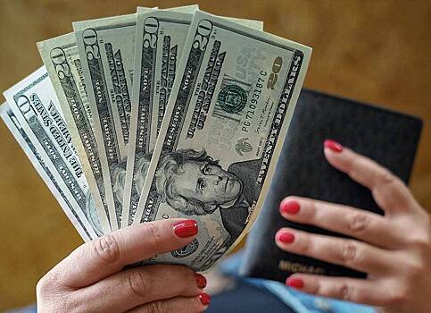У россиян возникли сложности с покупкой долларов и евро для поездок за границу