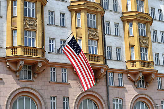 Посольство США в Москве вывесило флаг секс-меньшинств