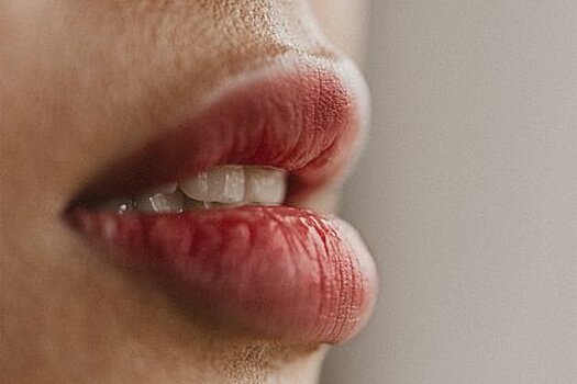Названы несложные способы избежать появления трещин на губах