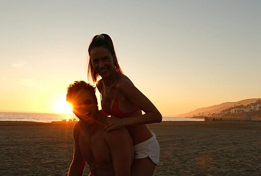 Известная супермодель сфотографировалась в бикини вместе с возлюбленным