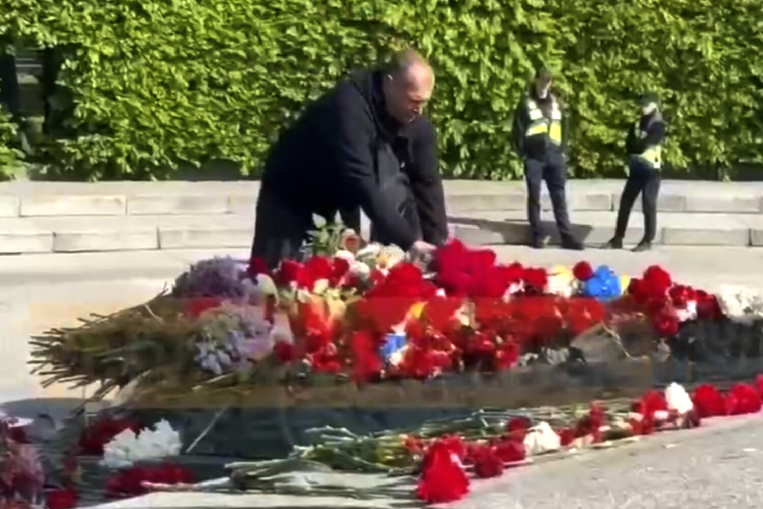 Жители Киева почтили память павших у обелиска Вечной славы
