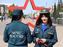 Спасатели подарили курянам георгиевские ленточки