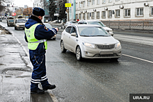 В Копейске инспекторы ДПС помогли вынести из квартиры женщину к скорой помощи