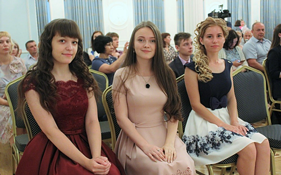 Любимов вручил рязанским выпускникам медали за успехи в учёбе