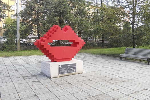 Губы загубили случайно: «Поцелуй городу» хотели перенести в другой район Челябинска