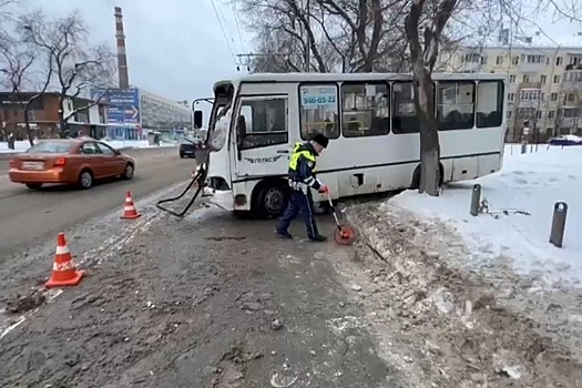 Автобус въехал в столб в Екатеринбурге: пассажиры получили травмы