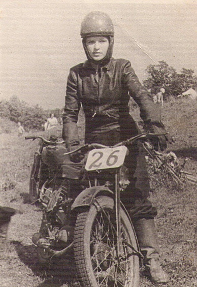 Лия Яковлевна Клюйкова впервые села за руль мотоцикла в 1949 году.