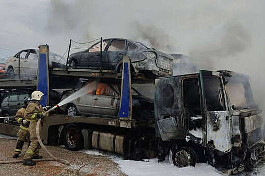 В Тольятти загорелись два автовоза с новыми Lada