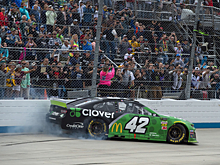 NASCAR: Кайл Ларсон выходит в следующий раунд плей-офф