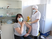 «Обезопасить себя и родных». Пожилые жители ЗАО проходят вакцинацию от коронавируса