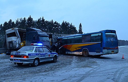 Восемь человек пострадали в ДТП с участием рейсового автобуса на Урале
