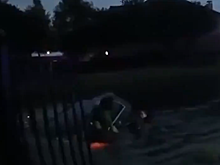 Полицейский героически спас женщину, оказавшуюся запертой в тонущей машине. ВИДЕО